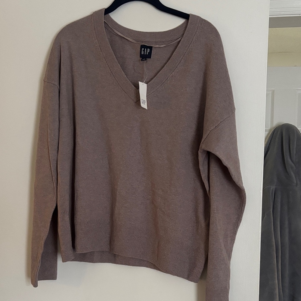 GAP Women's Tan V-Neck Sweater